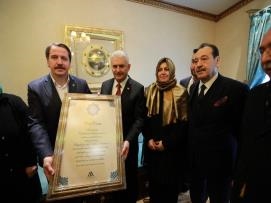 Başbakanımız Sayın Binali Yıldırım’a Vakıf Mütevelli Heyeti Başkanı Sayın Ali Yalçın tarafından Mehmet Akif İnan’ın külliyatı takdim edildi